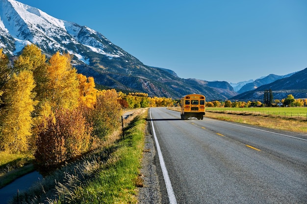 Schoolbus op snelweg in Colorado in de herfst