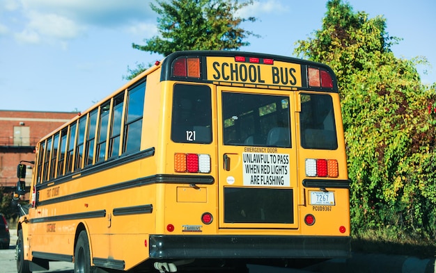schoolbusbord op een zonnige ochtend symboliseert veiligheidseducatie en kindertijd tegen een blauwe lucht