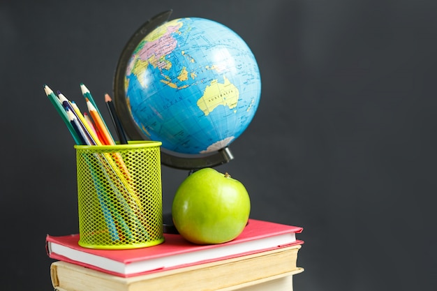 Schoolelementen met boeken en bolaarde