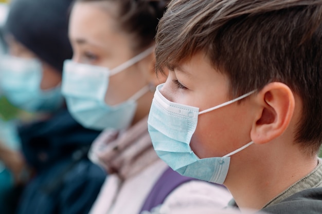 Schoolgaande kinderen in medische maskers. portret van schoolkinderen.