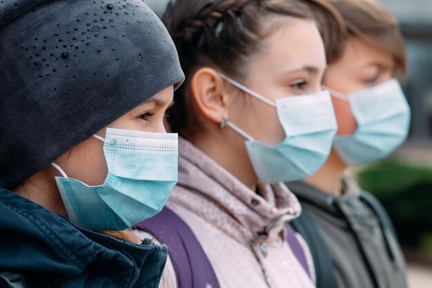 Schoolgaande kinderen in medische maskers. portret van schoolkinderen.