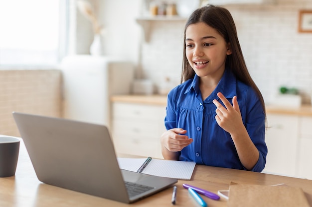 집에서 온라인 학습에 참여하는 화상 통화를 하는 여학생