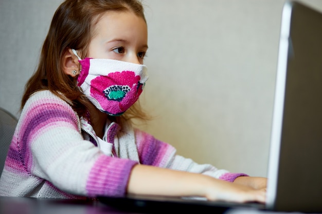 Scolara che studia a casa con un taccuino e che fa i compiti della scuola.