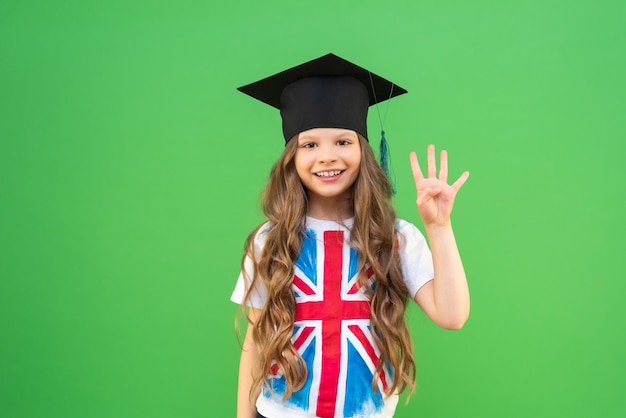 Tシャツに英語の旗を掲げた女子高生は、語学学校の英語コースで外国語を学んでとても幸せです。