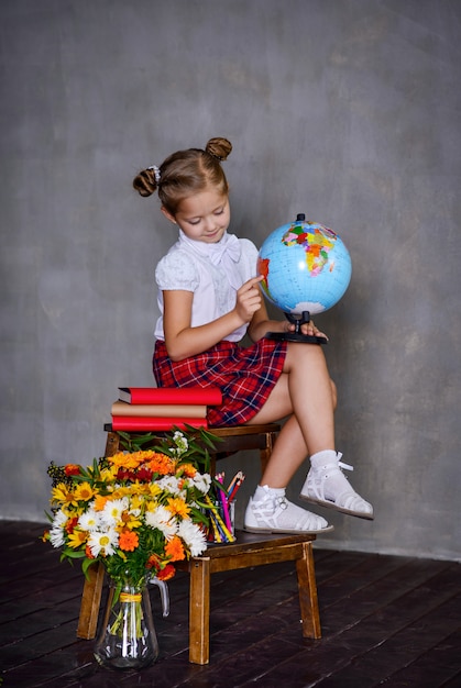 Foto studentessa con globo terrestre. concetto di scuola