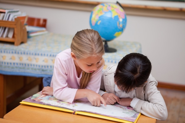 おとぎ話を読んでいる女子学生