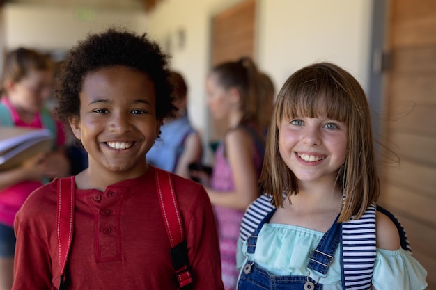 Photo schoolgirls standing in an outdoor corridor at elementary school