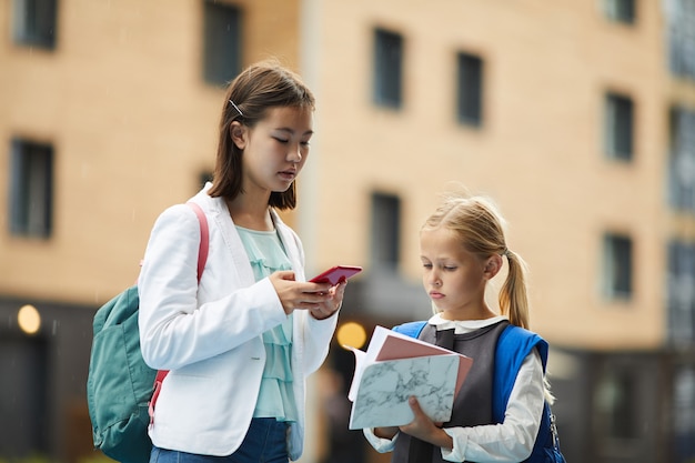 Studentesse in piedi all'aperto dopo le lezioni