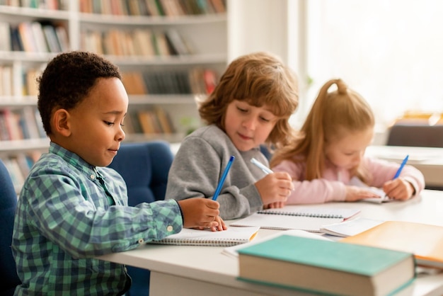 Schooljongen bedriegt op het examen klas les test zitten met klasgenoten samen aan het bureau in