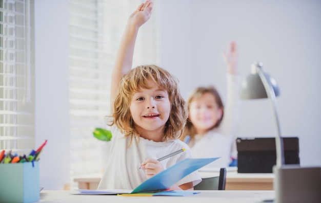 Schooljongen die Les in de klas beantwoordt Onderwijs en leren Schooljongen en schoolmeisje