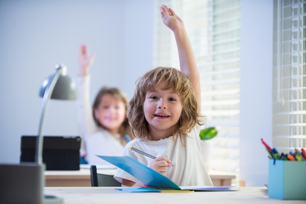 Schooljongen die les in klassikaal onderwijs beantwoordt en schooljongen en schoolmeisje leert