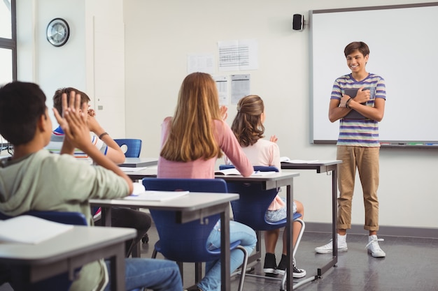 Schooljongen die presentatie geeft in de klas