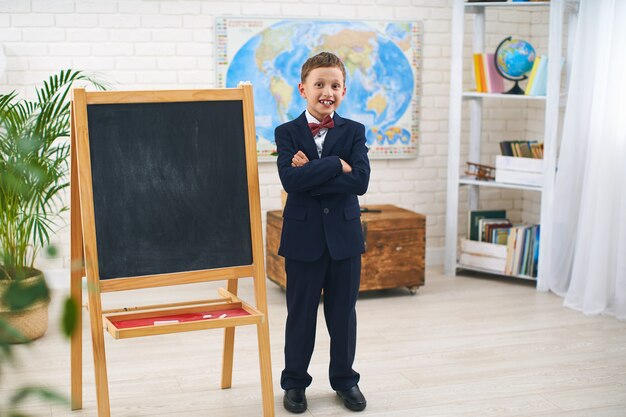 Schooljongen die zich dichtbij een bord in de klas bevindt