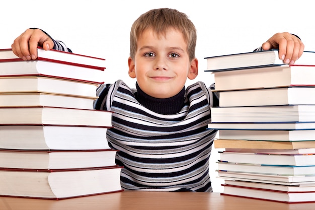 Schooljongen en een hoop boeken