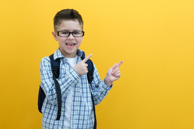 Schooljongen gaat terug naar school succes motivatie winnaar geniaal concept