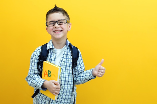 Schooljongen gaat terug naar school succes motivatie winnaar geniaal concept