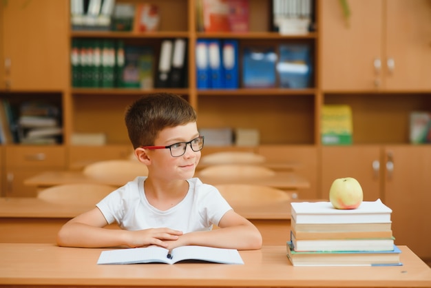 Schooljongen in de klas bij les