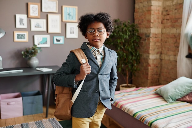 Schooljongen klaar om naar school te gaan