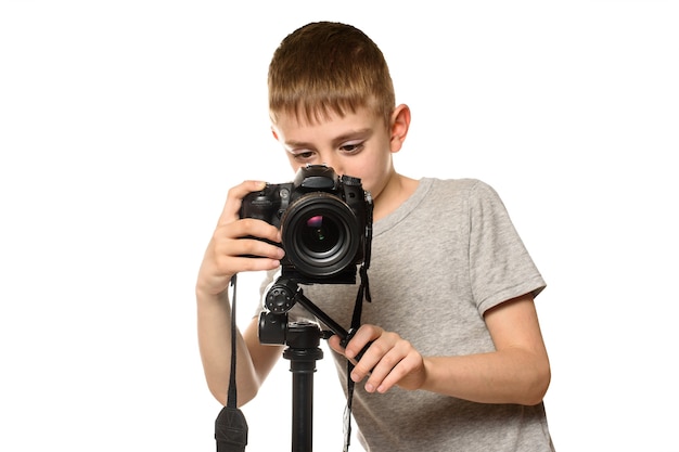 Schooljongen maakt video op DSLR-camera