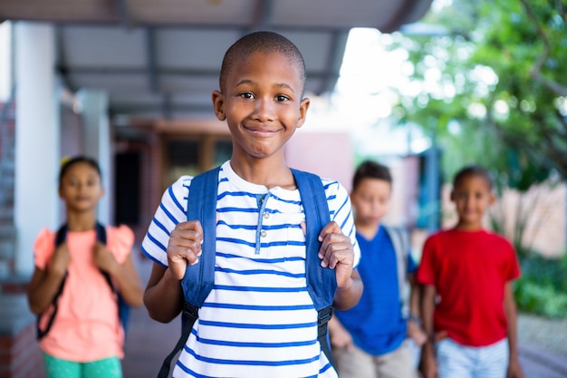 Schooljongen met klasgenoten op school gang