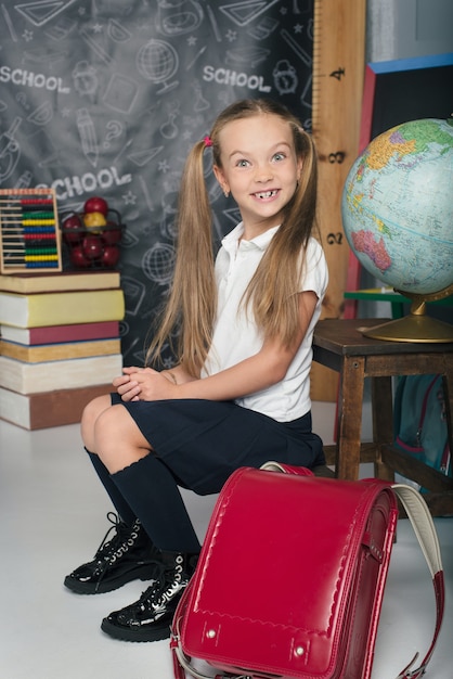 Schooljongen met zittend in uniform meisje is terug naar school