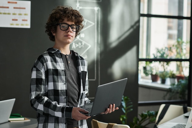 Schooljongen studeert IT-technologie in de klas