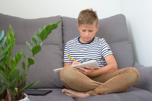 Foto schooljongen zijn huiswerk thuis