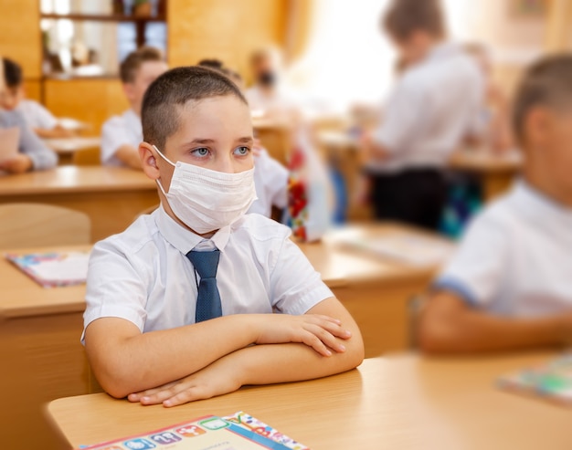 Schooljongen zit in de klas jongen doet schoolwerk op klaslokalen