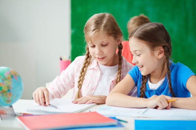 schoolkid schoolmeisje primaire vlecht weinig