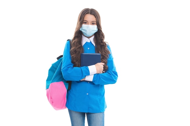 Schoolkind bedek mond en neus met beschermend medisch gezichtsmasker dat voorkomt dat covid19 de veiligheid van het coronavirus verspreidt