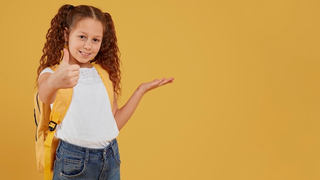 Foto schoolkind duimen omhoog gebaar kopie ruimte