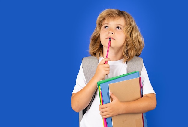 Schoolkind op geïsoleerde achtergrond kinderen onderwijs leren studeren en kennis voor kinderen dun