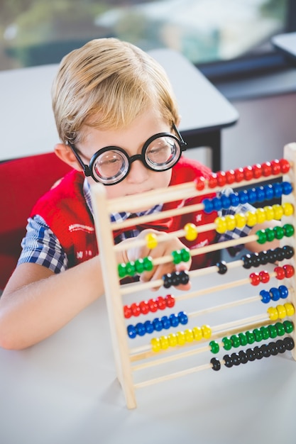 Schoolkind telraam in de klas