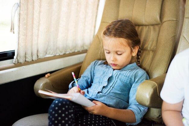 Schoolkinderen die thuiswerk in een bestelwagen doen