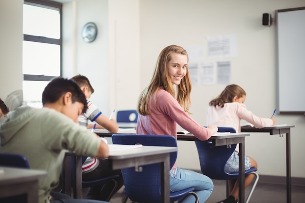 Schoolkinderen huiswerk in de klas