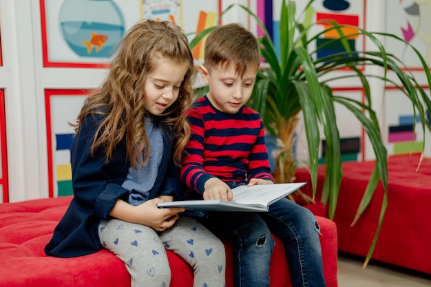 Schoolkinderen in de bibliotheek die boeken lezen, huiswerk maken, een schoolproject voorbereiden op lessen