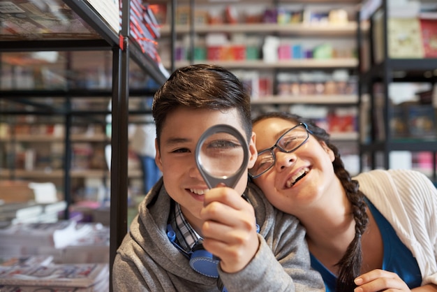 Foto schoolkinderen in de bibliotheek