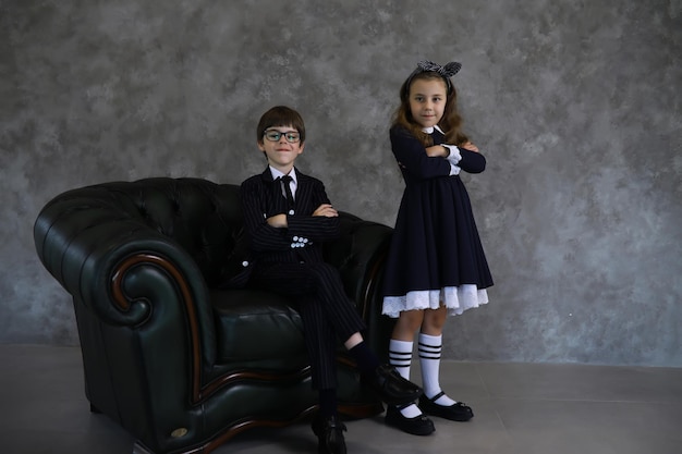 Schoolkinderen in uniform poseren voor de camera