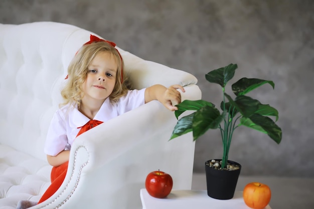 Schoolkinderen in uniform poseren voor de camera