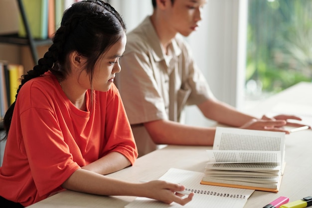 Schoolkinderen lezen boek