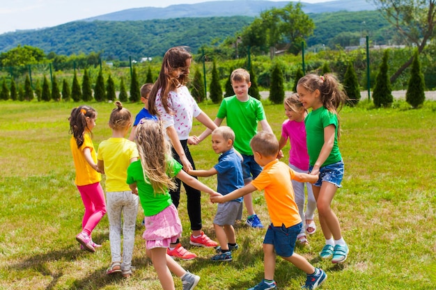 schoolkinderen met leraar hebben buiten dans- en zangles. Creatief educatief project