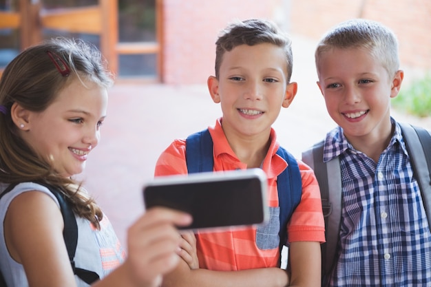 Schoolkinderen nemen selfie vanaf mobiele telefoon