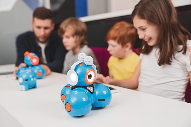 Schoolkinderen ontwikkelen robots in de klas