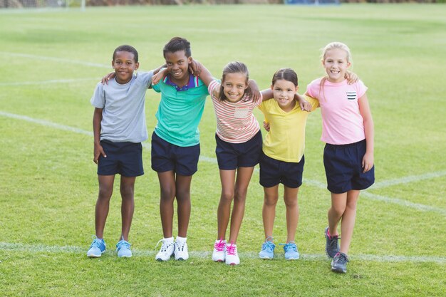 Foto schoolkinderen permanent met armen rond