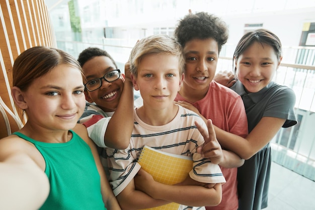 Foto schoolkinderen studenten tiener middelbare scholieren studenten onderwijs