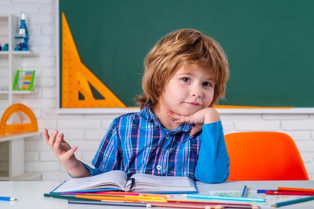 Schoolkinderen tegen groen schoolbord maken zich klaar voor school schattige kleuterschool in de klas