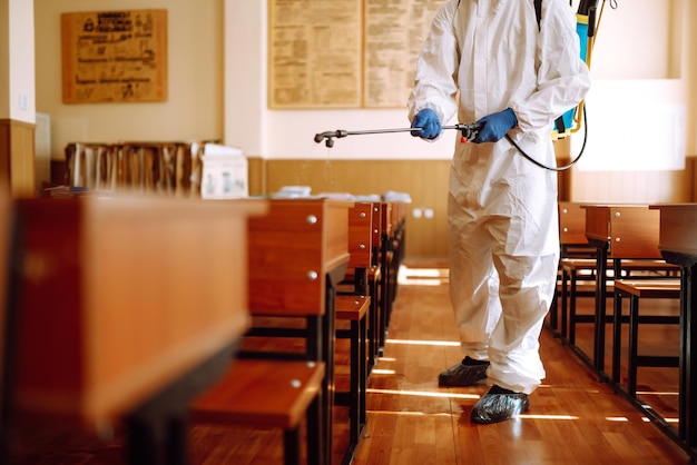 Schoolklas schoonmaken en ontsmetten om COVID-19 te voorkomen.