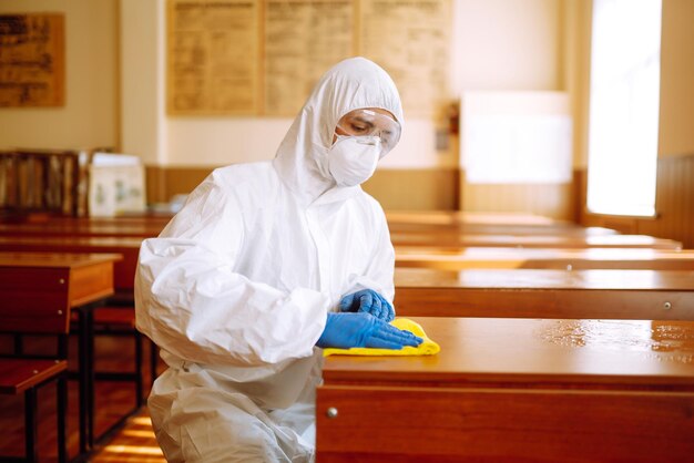 Schoolklas schoonmaken en ontsmetten om COVID-19 te voorkomen.