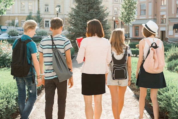 Schoolleraar en groep tieners middelbare scholieren