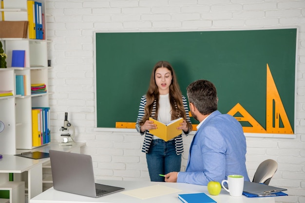 schoolleraar met selectieve focus van het kind op het bord